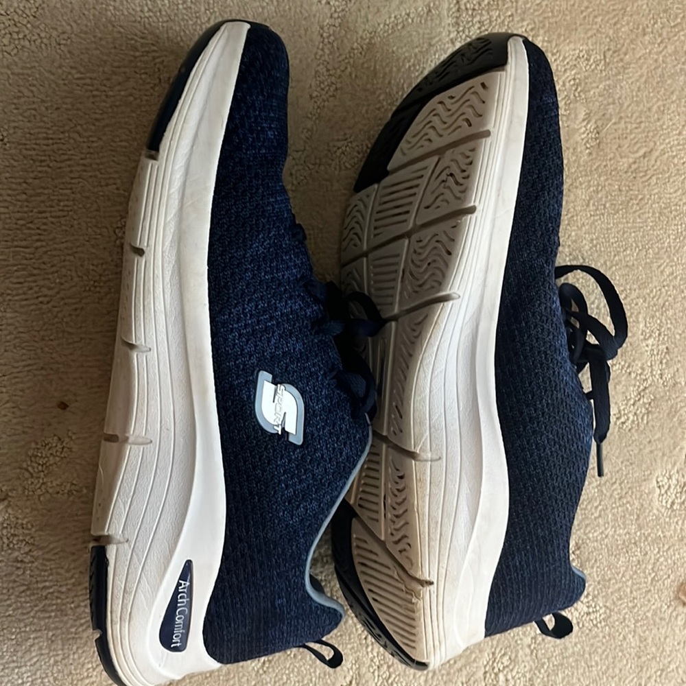 Navy blue sketchers